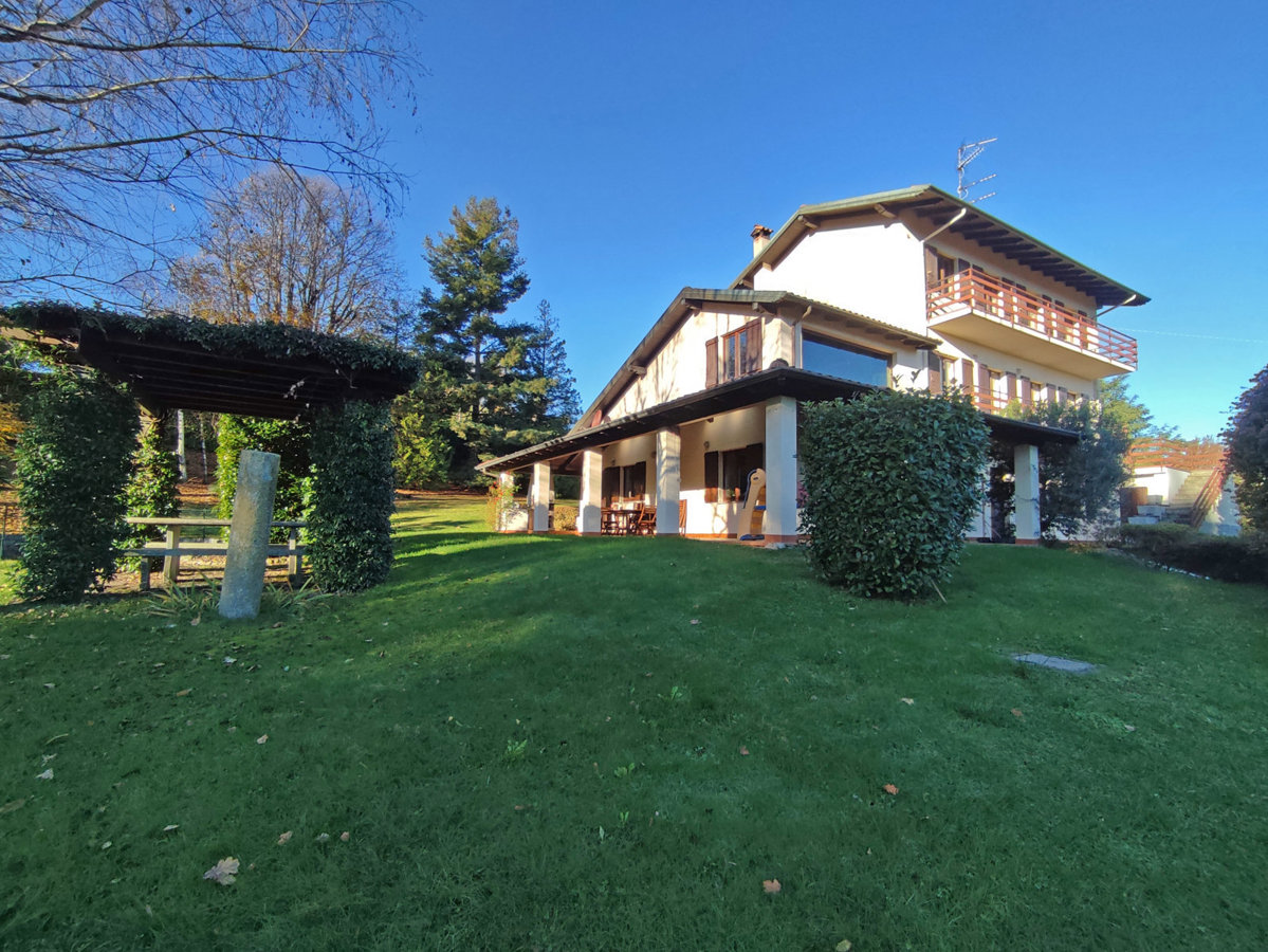Villa in vendita a Arona, 8 locali, prezzo € 890.000 | PortaleAgenzieImmobiliari.it