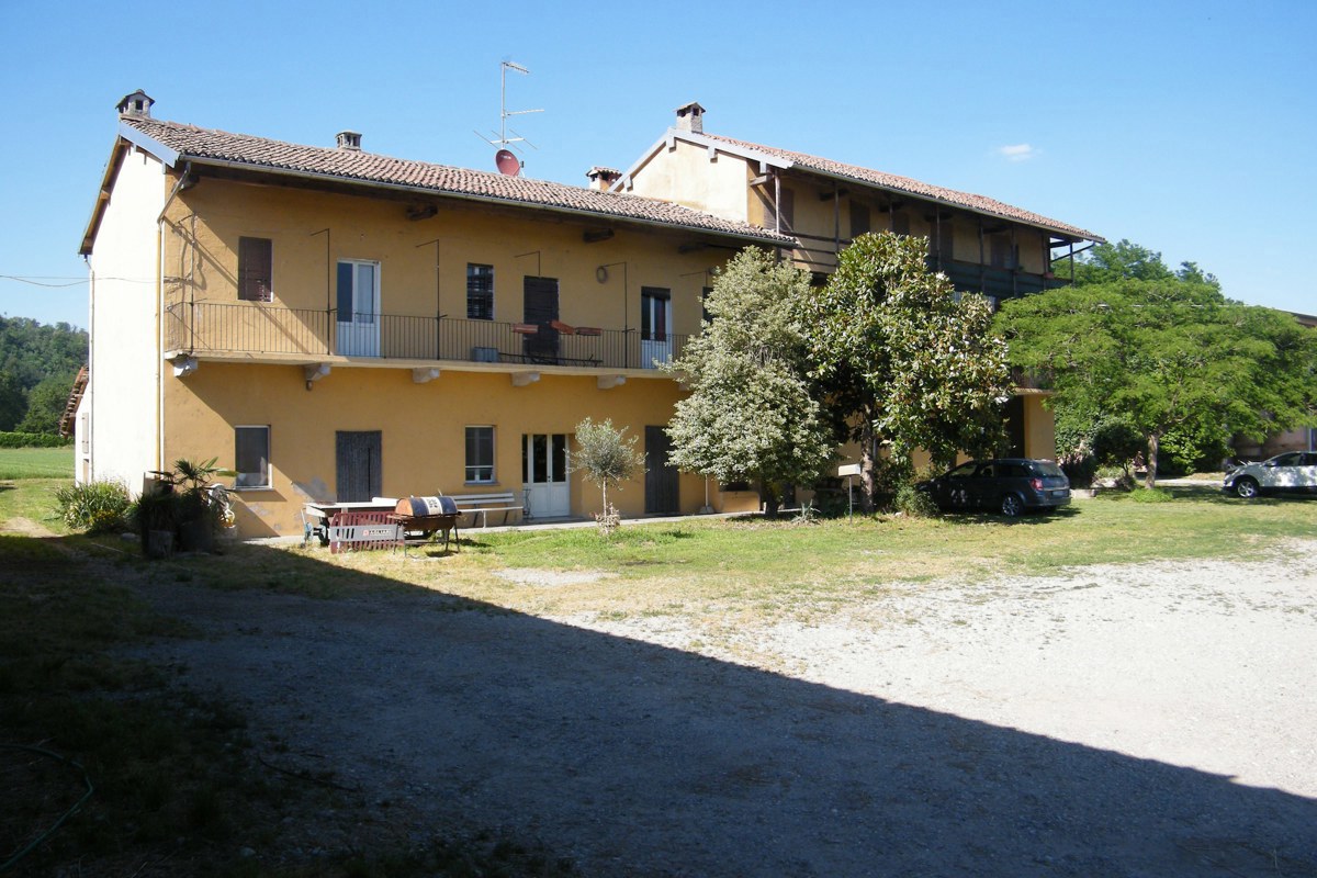 Palazzo / Stabile in Vendita a Varallo Pombia