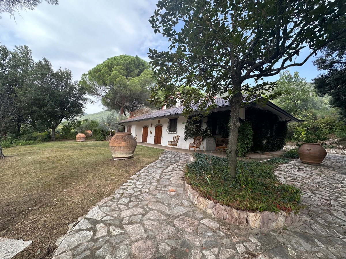 Villa in vendita a Terni, 10 locali, prezzo € 430.000 | PortaleAgenzieImmobiliari.it