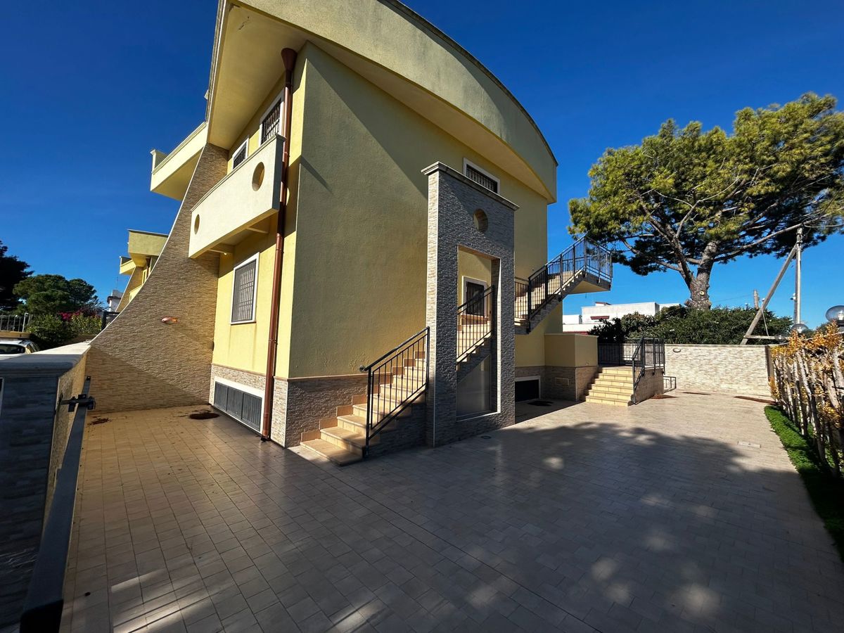 Villa Bifamiliare in vendita a Pulsano, 6 locali, prezzo € 150.000 | PortaleAgenzieImmobiliari.it