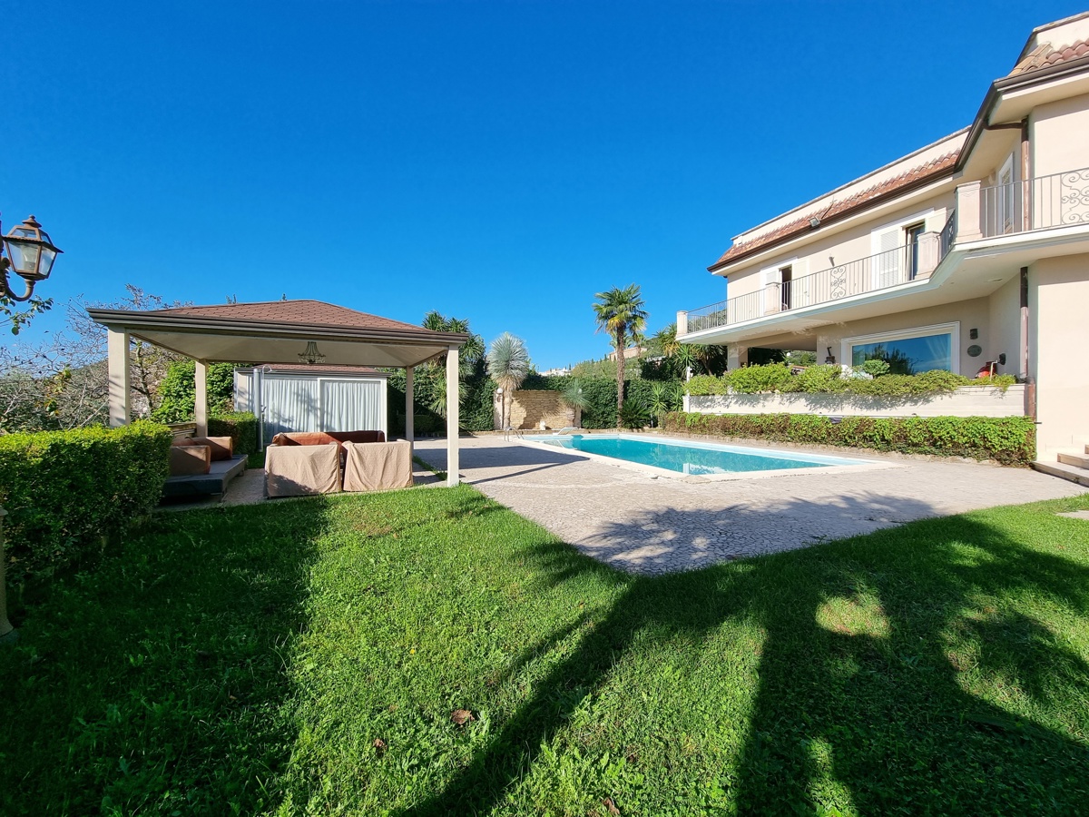 Villa in vendita a Caserta, 5 locali, prezzo € 1.650.000 | PortaleAgenzieImmobiliari.it