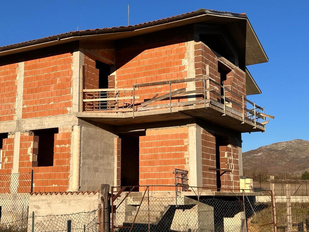 Villa Bifamiliare in vendita a Avezzano, 5 locali, prezzo € 120.000 | PortaleAgenzieImmobiliari.it