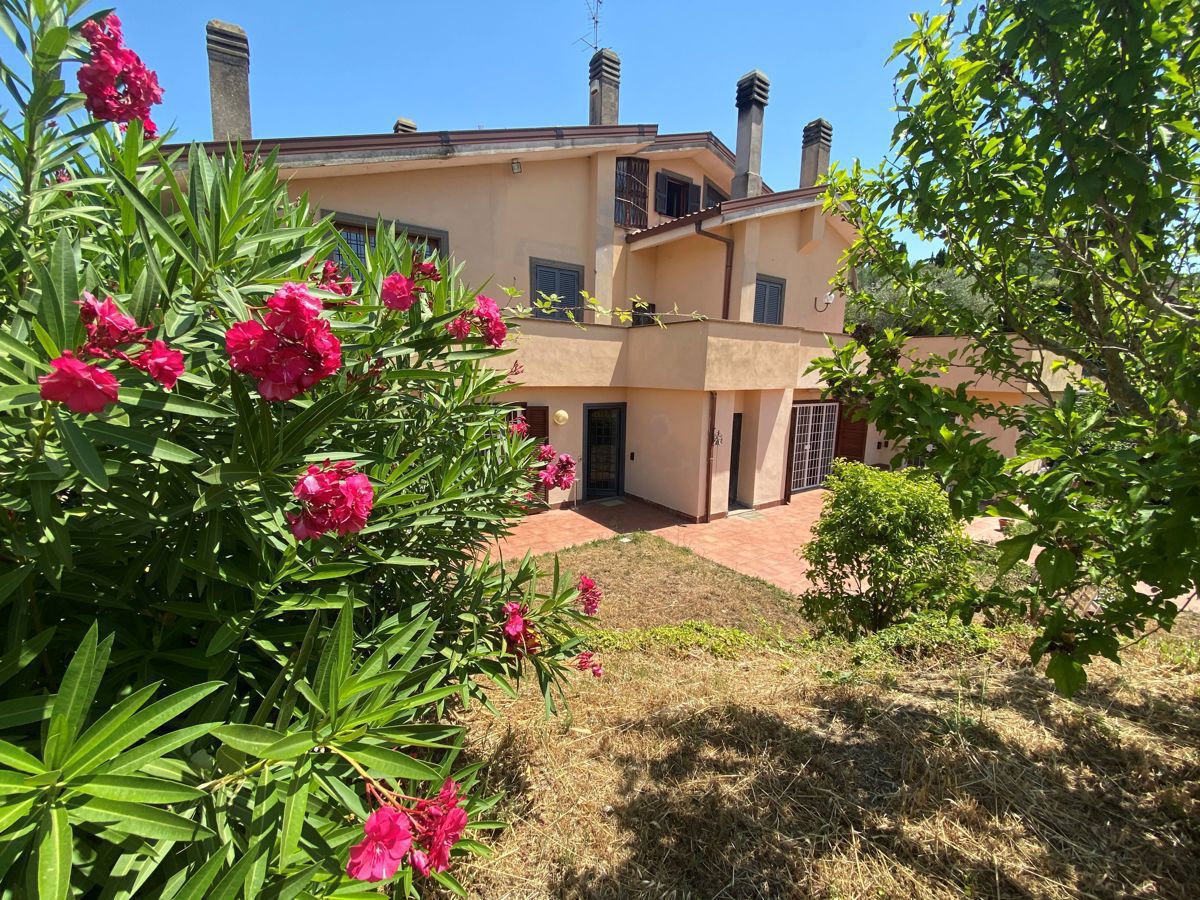 Villa Bifamiliare in vendita a Frascati, 7 locali, prezzo € 390.000 | PortaleAgenzieImmobiliari.it