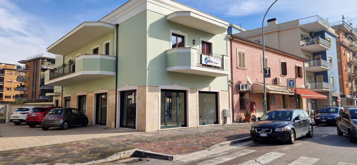 Negozio / Locale in affitto a Cassino, 9999 locali, prezzo € 3.000 | PortaleAgenzieImmobiliari.it
