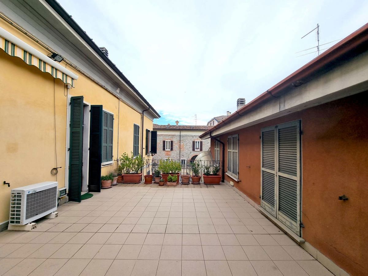 Palazzo / Stabile in vendita a Podenzano, 9999 locali, prezzo € 700.000 | PortaleAgenzieImmobiliari.it