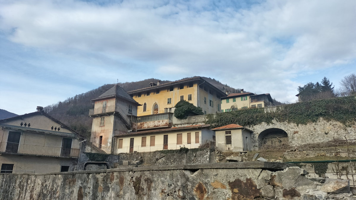 Palazzo / Stabile in Vendita a Varallo
