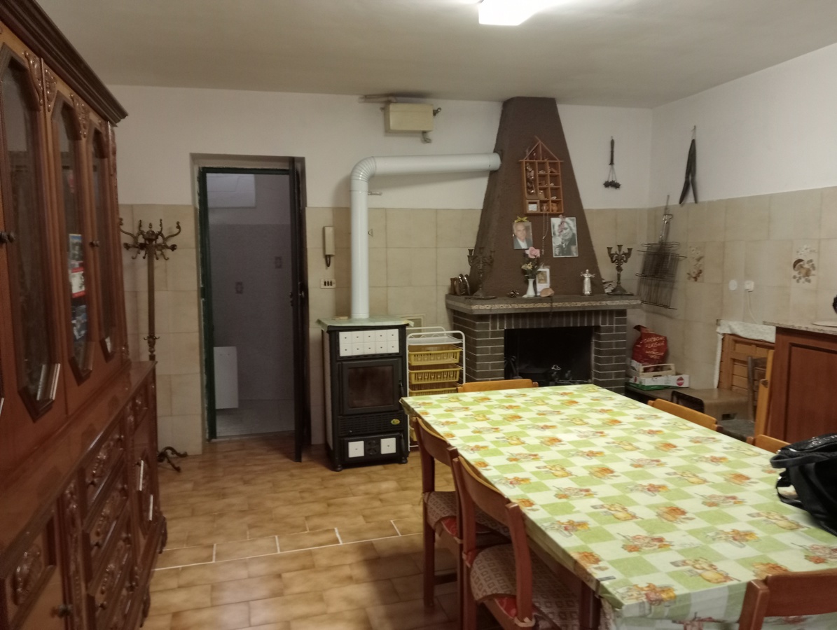Appartamento in vendita a Tagliacozzo, 7 locali, prezzo € 63.000 | PortaleAgenzieImmobiliari.it