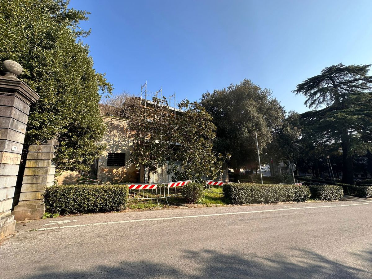 Palazzo / Stabile in Vendita a Monsummano Terme