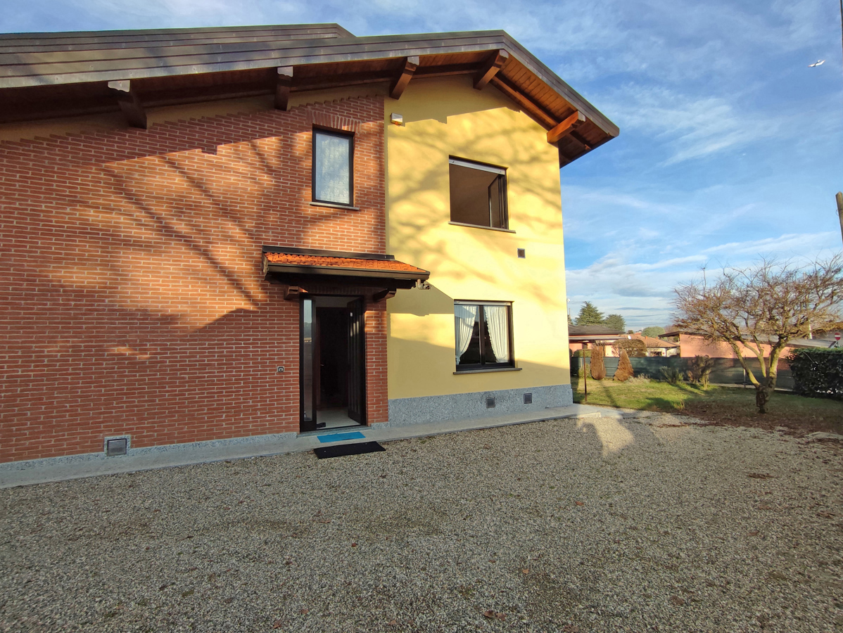 Villa Bifamiliare in vendita a Castelletto Sopra Ticino, 5 locali, prezzo € 270.000 | PortaleAgenzieImmobiliari.it