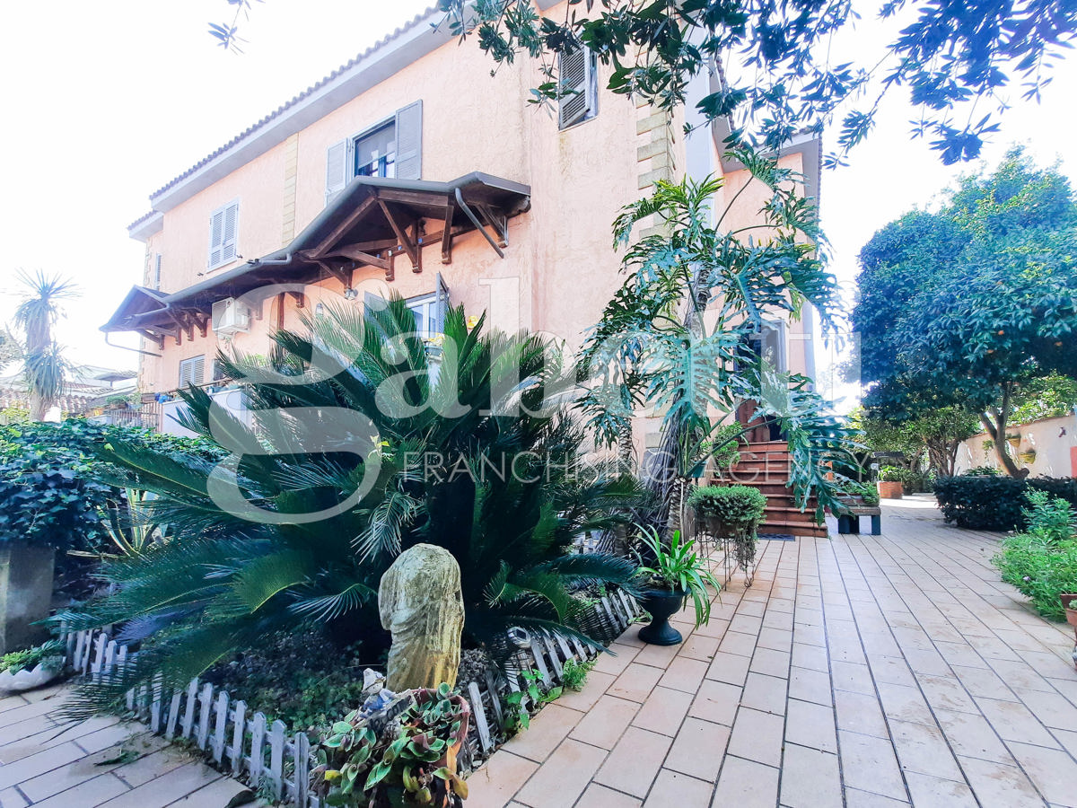 Villa Bifamiliare in vendita a Giugliano in Campania, 5 locali, prezzo € 185.000 | PortaleAgenzieImmobiliari.it