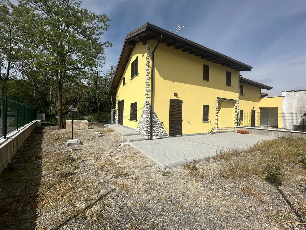 Villa Bifamiliare in Vendita a Montecalvo Versiggia