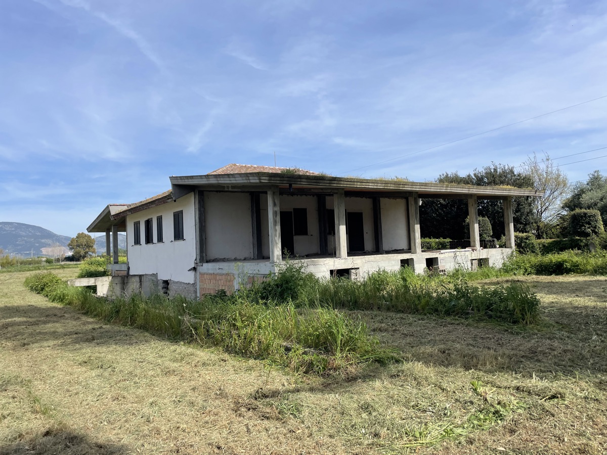 Villa Tri-Quadrifamiliare a Terracina in Vendita