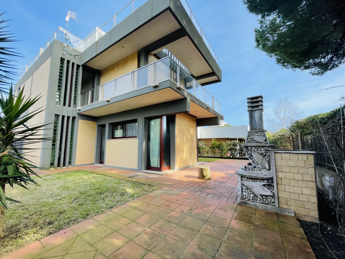 Villa in vendita a Terracina, 5 locali, prezzo € 800.000 | PortaleAgenzieImmobiliari.it