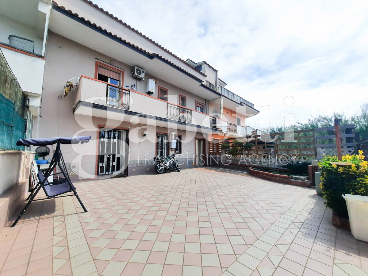 Villa in vendita a Giugliano in Campania, 5 locali, prezzo € 170.000 | PortaleAgenzieImmobiliari.it
