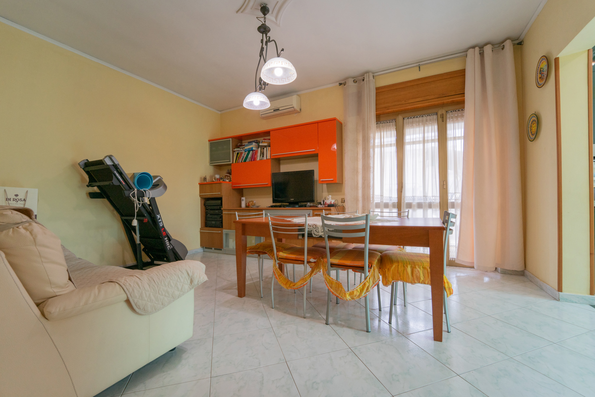 Appartamento in vendita a Giugliano in Campania, 5 locali, prezzo € 250.000 | PortaleAgenzieImmobiliari.it