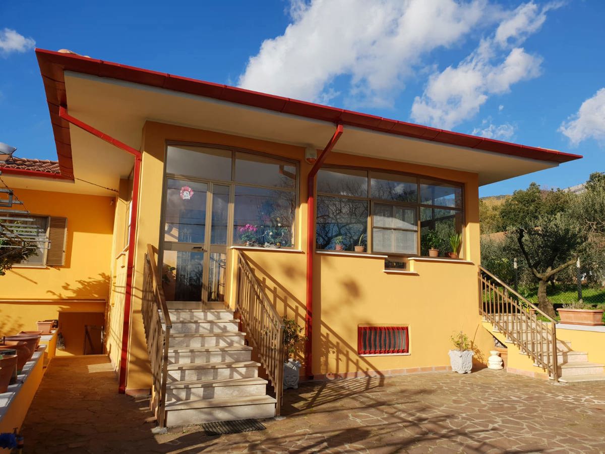 Villa in vendita a Sezze, 4 locali, prezzo € 185.000 | CambioCasa.it