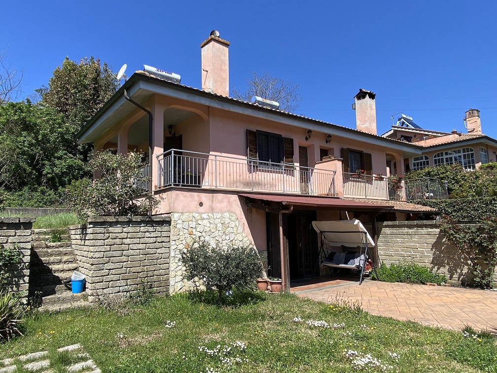 Villa Bifamiliare in vendita a Manziana, 6 locali, prezzo € 175.000 | CambioCasa.it