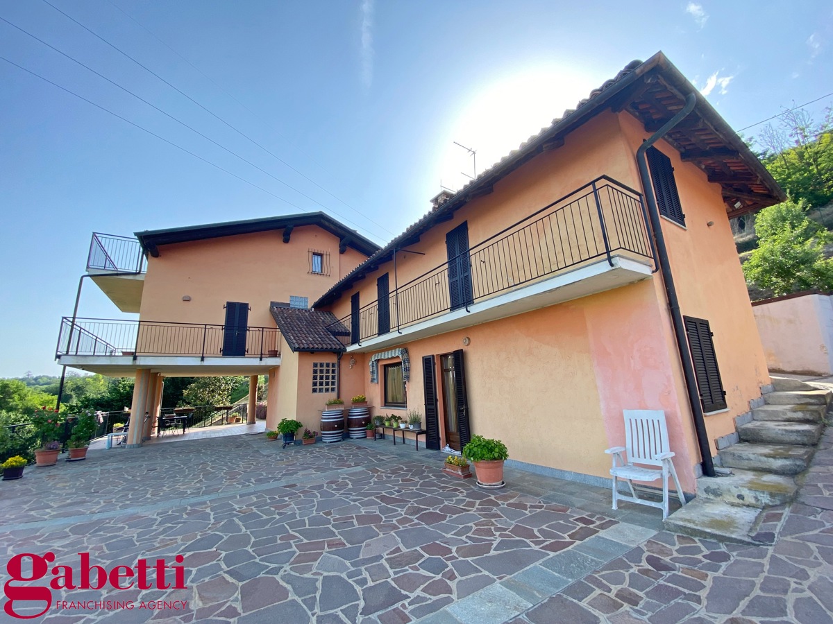 Villa in vendita a Cherasco, 10 locali, prezzo € 380.000 | PortaleAgenzieImmobiliari.it