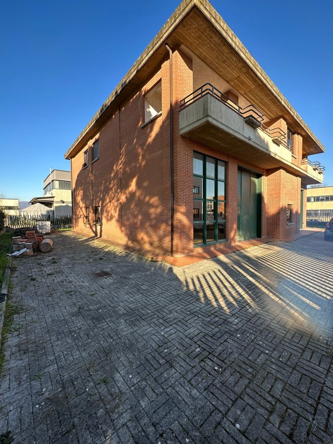 Palazzo / Stabile in Vendita a Serravalle Pistoiese
