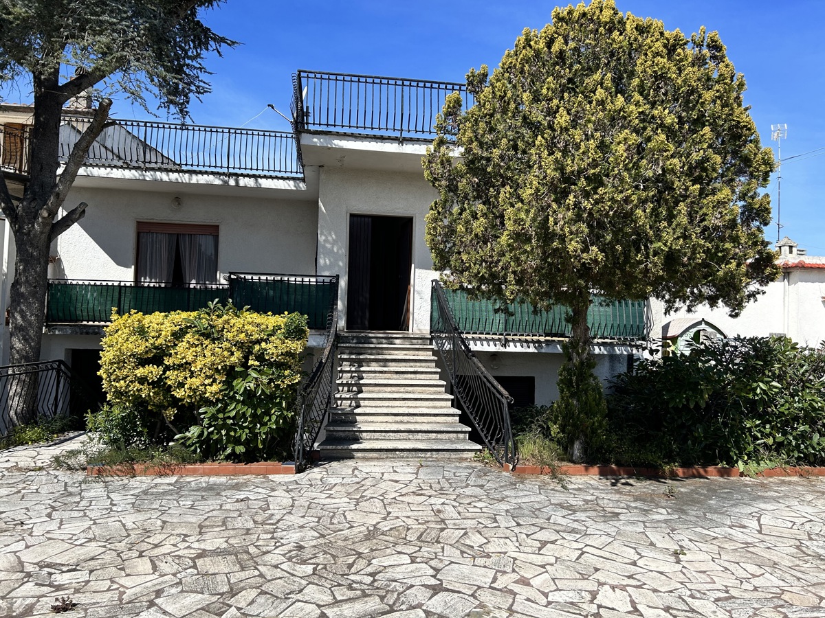 Villa a Schiera in vendita a Terracina, 11 locali, prezzo € 550.000 | CambioCasa.it