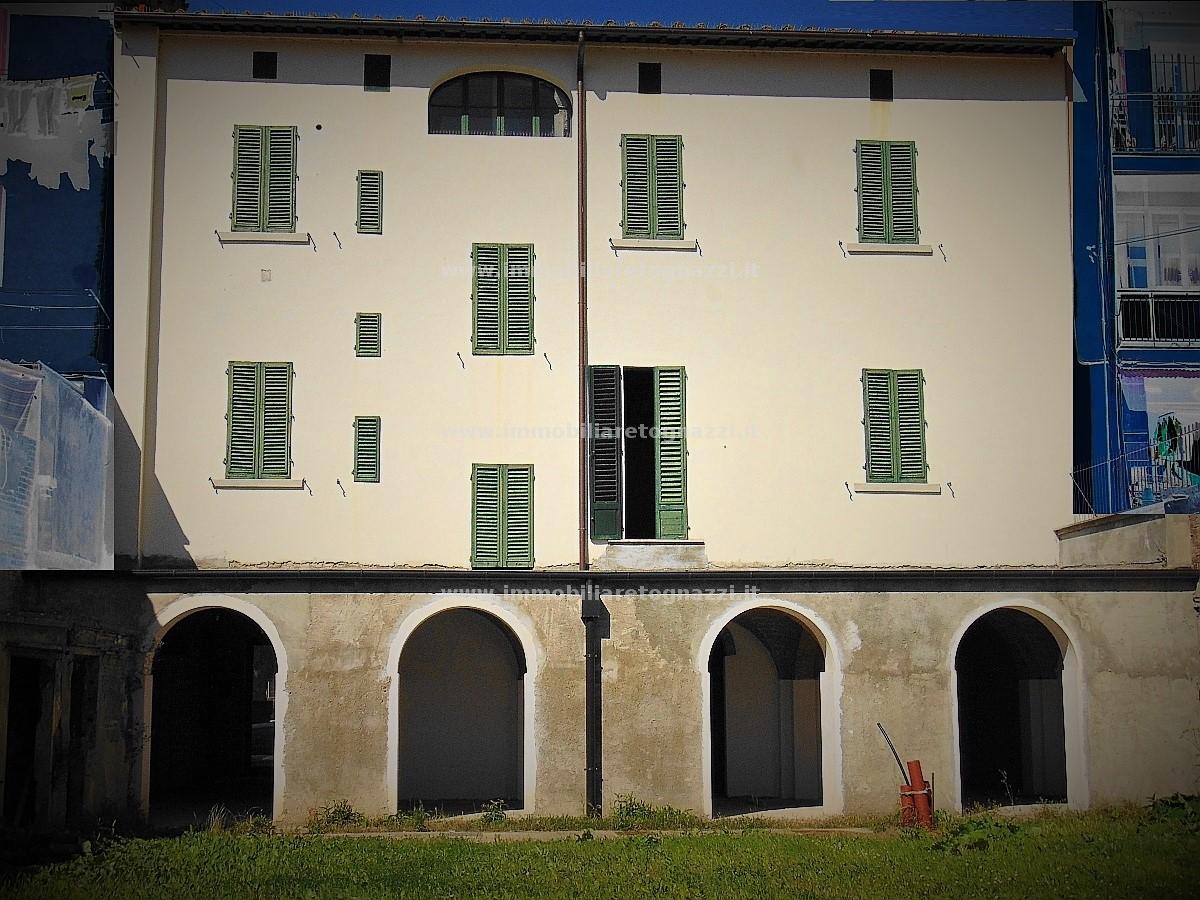 Palazzo / Stabile in vendita a Castelfiorentino