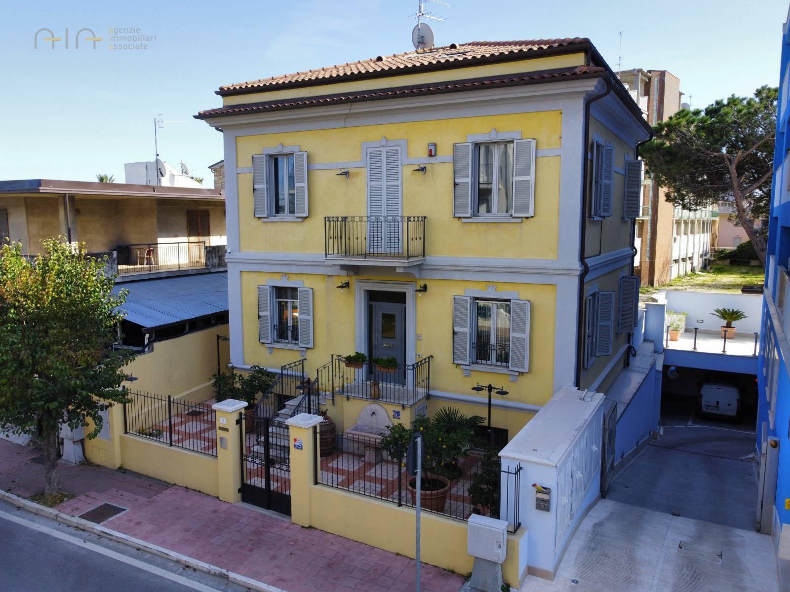 Villa in vendita a Grottammare, 8 locali, zona Località: Lungomarenord(zonatraspiaggiaeferrovia,anorddelTesino, prezzo € 990.000 | CambioCasa.it