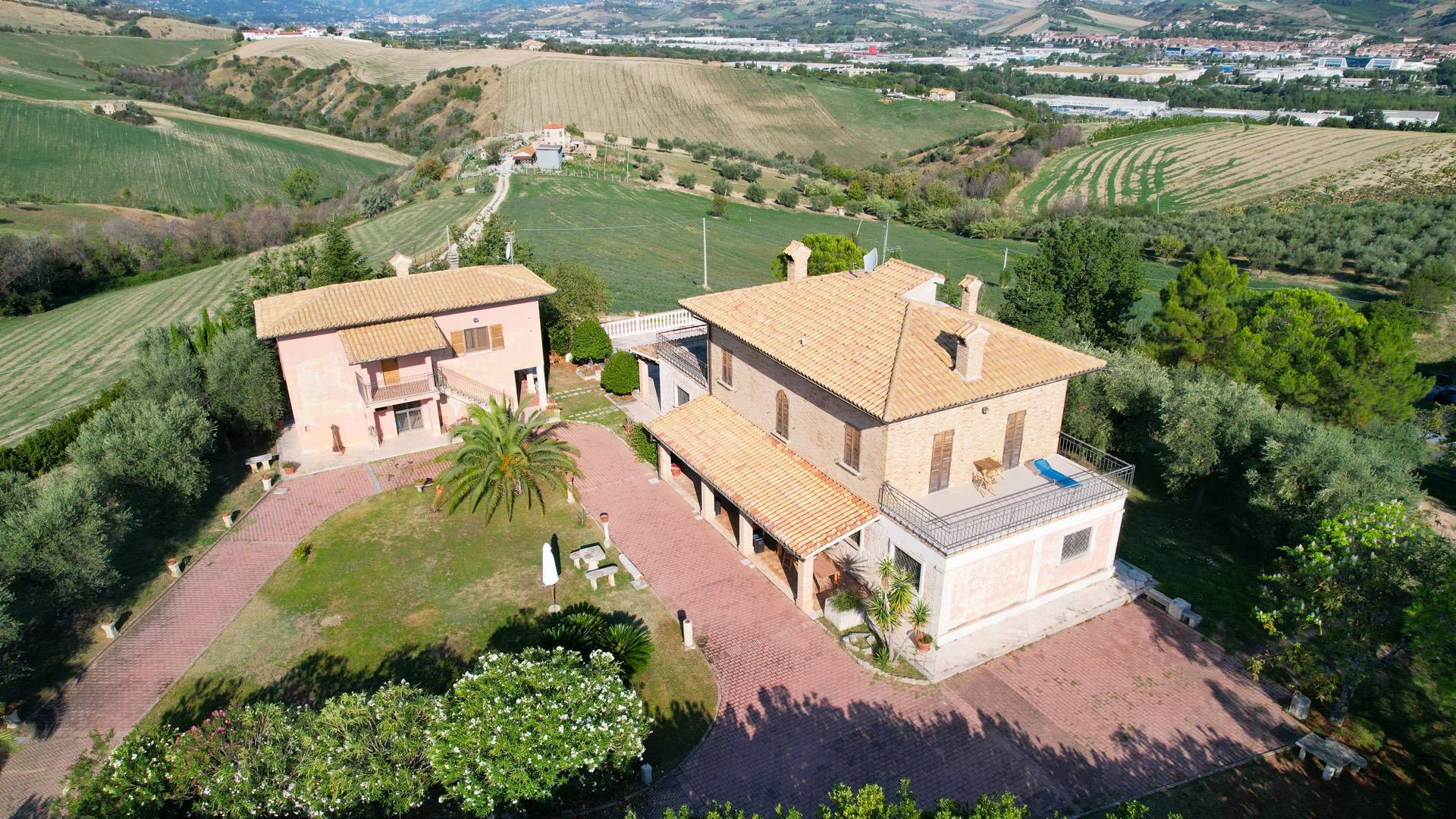 Villa in vendita a Ancarano, 20 locali, zona Località: Collinare, Trattative riservate | CambioCasa.it