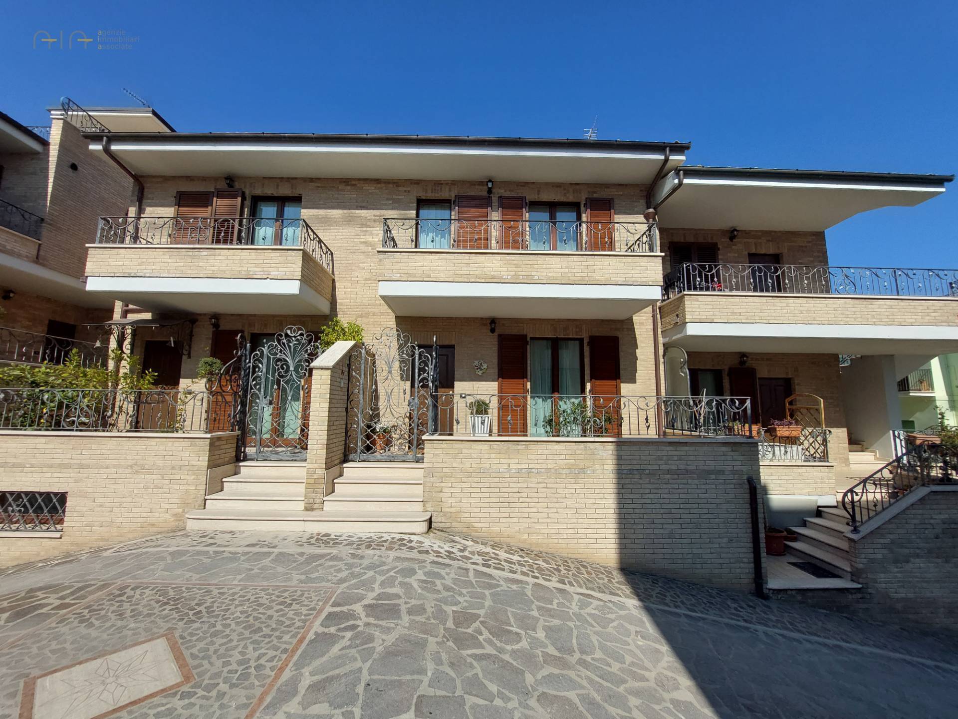 Villa a Schiera in vendita a Grottammare, 5 locali, zona Località: IschiaAscolani(asuddelfiumeTesino,sopraferrovia, prezzo € 410.000 | CambioCasa.it