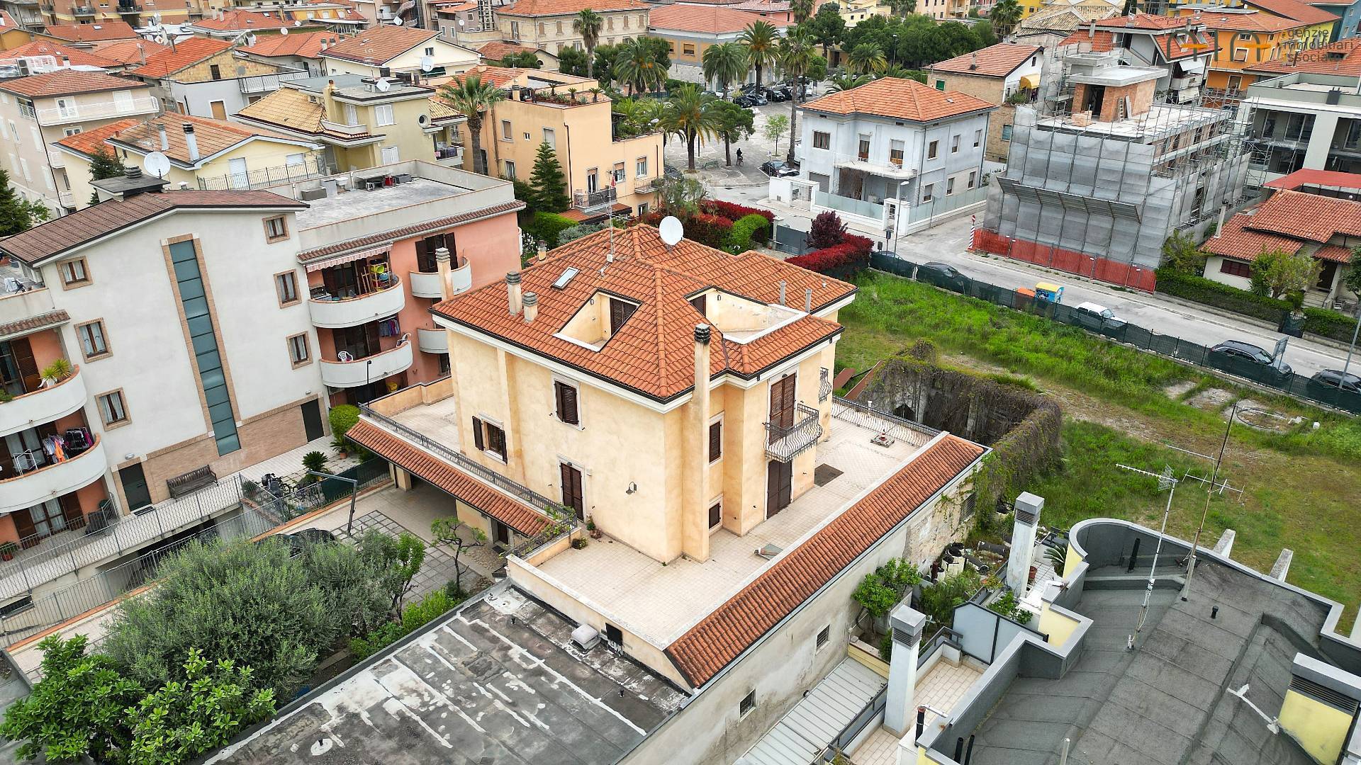 Villa in vendita a San Benedetto del Tronto, 14 locali, zona Località: PortoDascoliresidenziale, prezzo € 800.000 | PortaleAgenzieImmobiliari.it