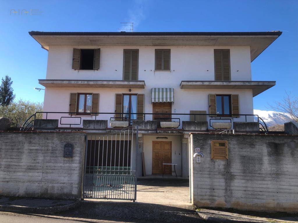 Villa in vendita a Amandola, 8 locali, zona Località: Collinare, prezzo € 320.000 | PortaleAgenzieImmobiliari.it