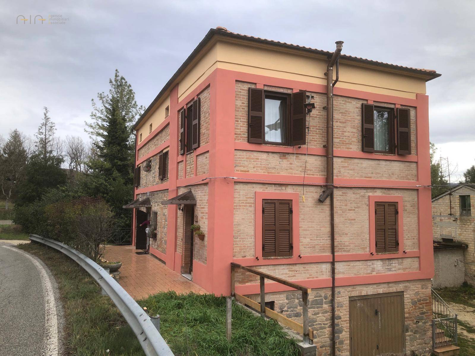 Appartamento in vendita a Amandola, 10 locali, zona Località: Collinare, prezzo € 129.000 | PortaleAgenzieImmobiliari.it