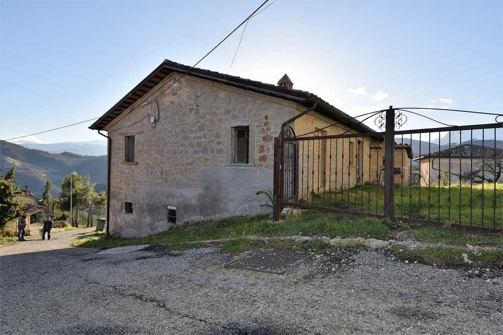 Rustico / Casale in vendita a Roccafluvione, 4 locali, zona Località: Collina, prezzo € 59.000 | CambioCasa.it