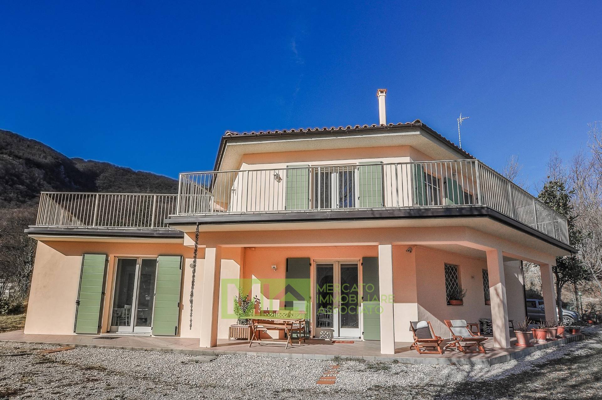Villa in vendita a San Ginesio, 9 locali, zona Località: PERIFERIA, prezzo € 350.000 | PortaleAgenzieImmobiliari.it