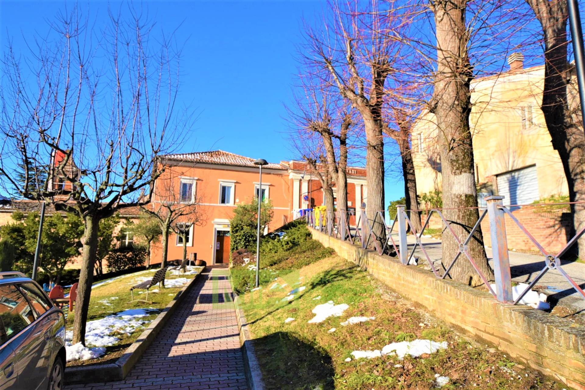 Villa in vendita a Sant'Angelo in Pontano, 10 locali, prezzo € 115.000 | PortaleAgenzieImmobiliari.it