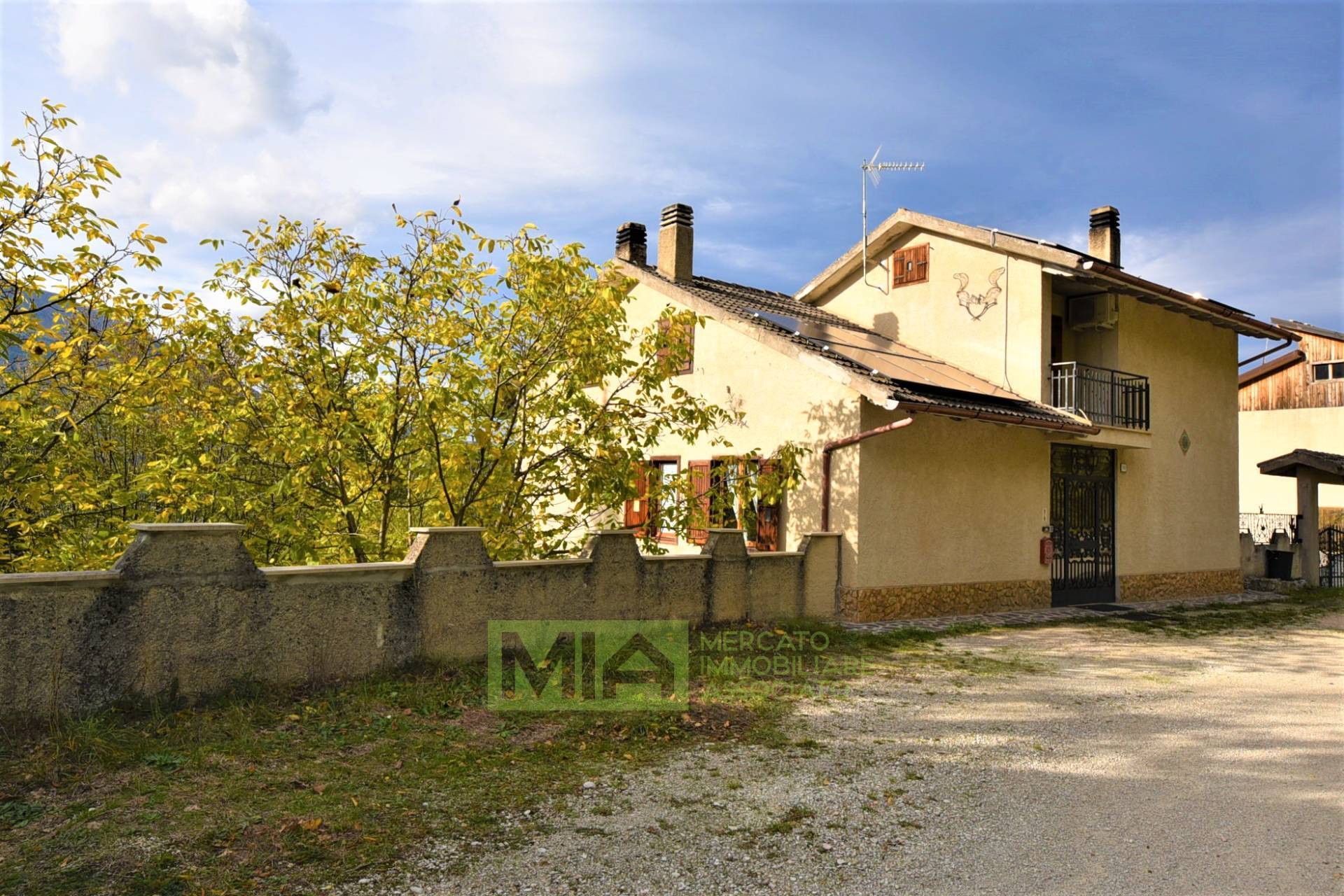Villa in vendita a Montefortino, 10 locali, zona Località: Periferia, prezzo € 180.000 | PortaleAgenzieImmobiliari.it