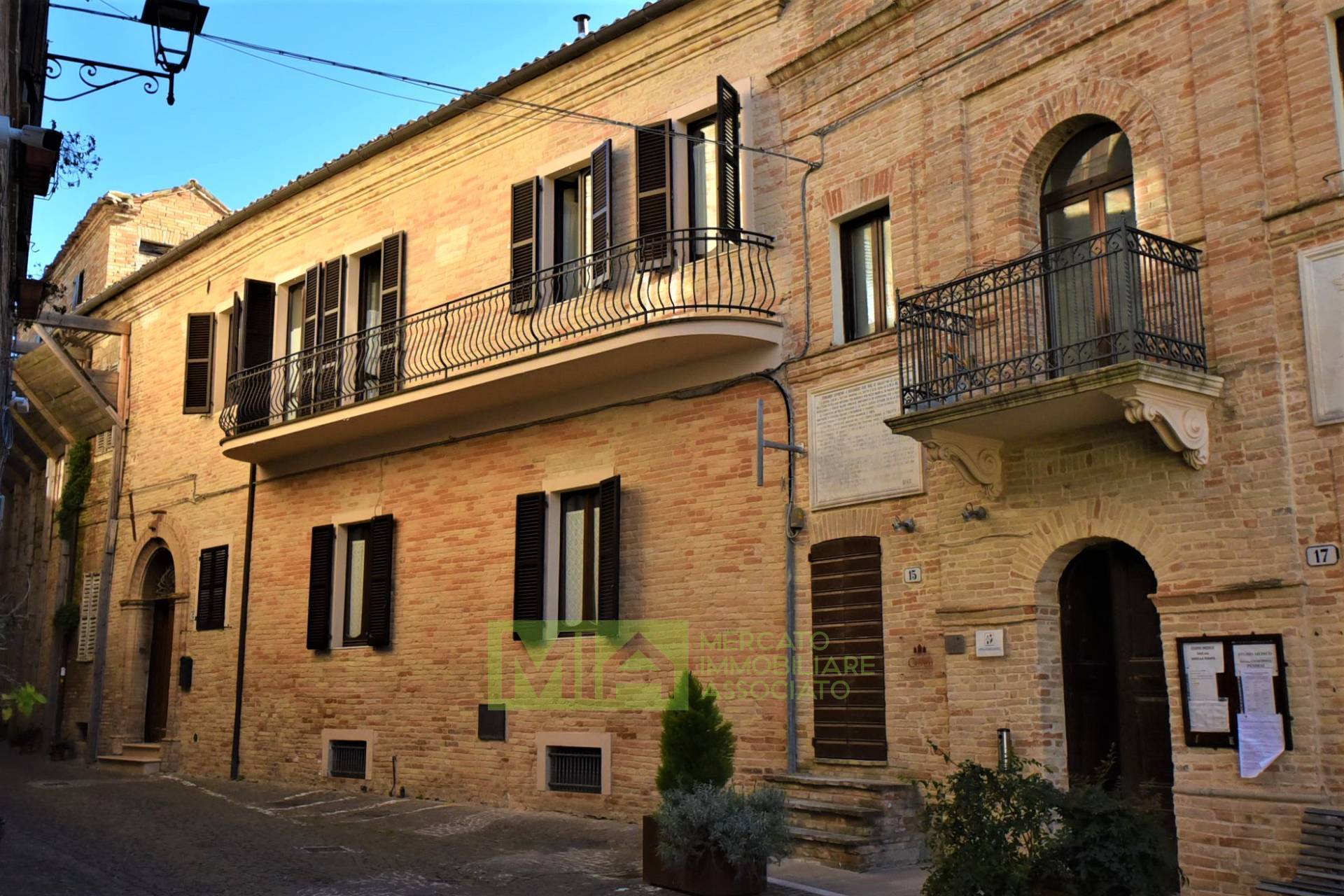 Palazzo / Stabile in vendita a Massa Fermana, 13 locali, zona Località: Centro, prezzo € 385.000 | CambioCasa.it