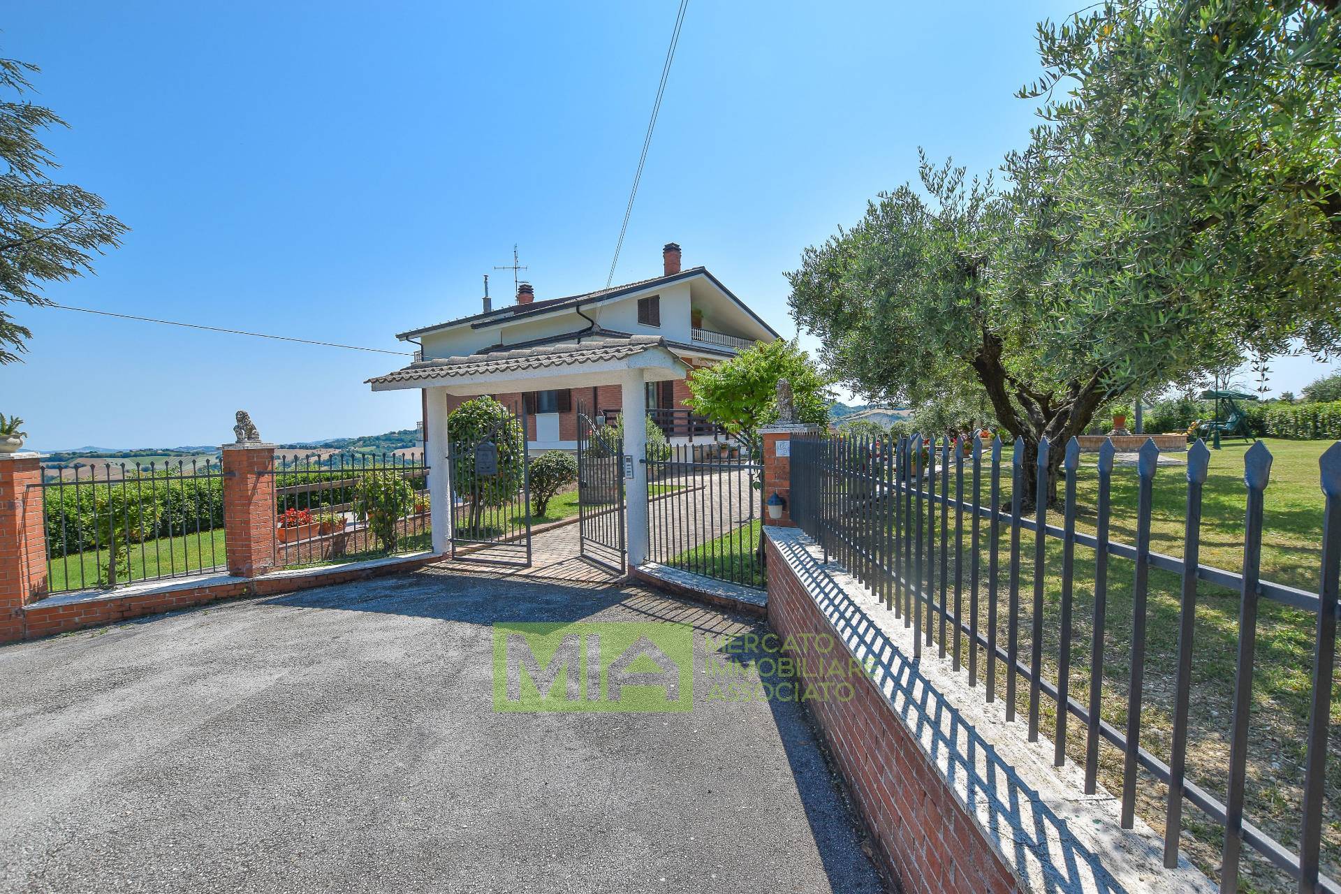 Villa in vendita a Santa Vittoria in Matenano, 22 locali, prezzo € 335.000 | PortaleAgenzieImmobiliari.it