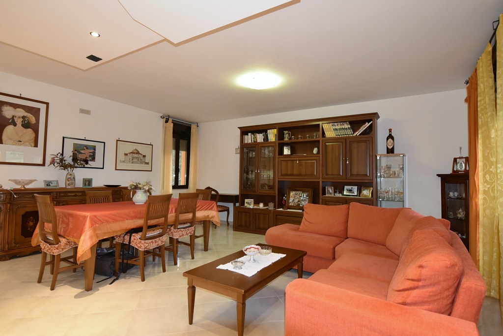 Appartamento in vendita a Sarnano, 8 locali, zona Località: Campagna, prezzo € 230.000 | PortaleAgenzieImmobiliari.it