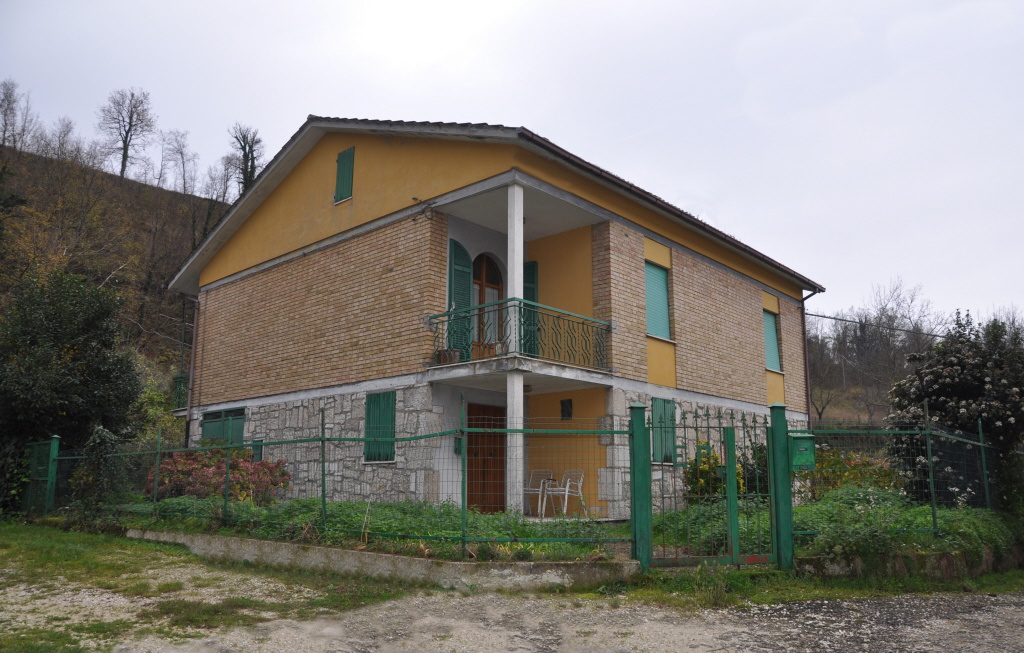 Villa in vendita a Comunanza, 12 locali, zona Località: Campagna, prezzo € 180.000 | PortaleAgenzieImmobiliari.it