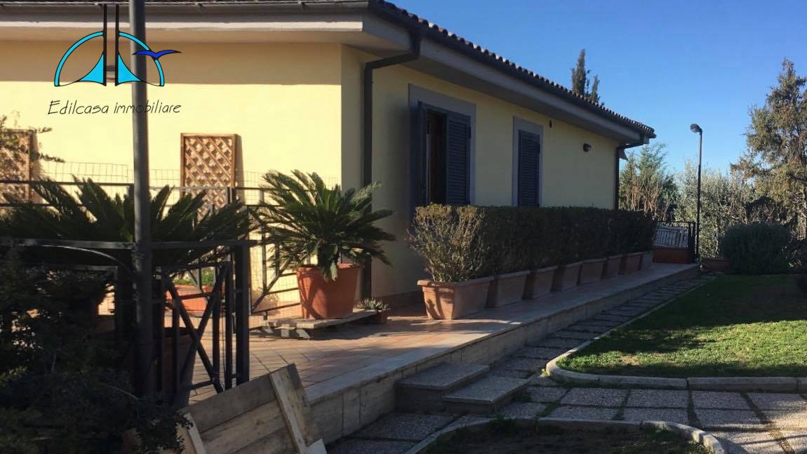 Villa in vendita a Fara in Sabina, 7 locali, zona Località: BorgoQuinzio, prezzo € 590.000 | CambioCasa.it