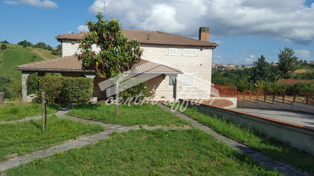 Villa in vendita a Campobasso, 8 locali, zona Località: Periferia, prezzo € 199.000 | PortaleAgenzieImmobiliari.it