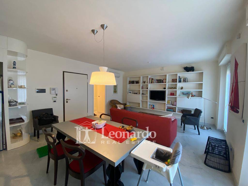 Appartamento in affitto a Viareggio, 5 locali, zona Località: Centro, prezzo € 1.000 | PortaleAgenzieImmobiliari.it