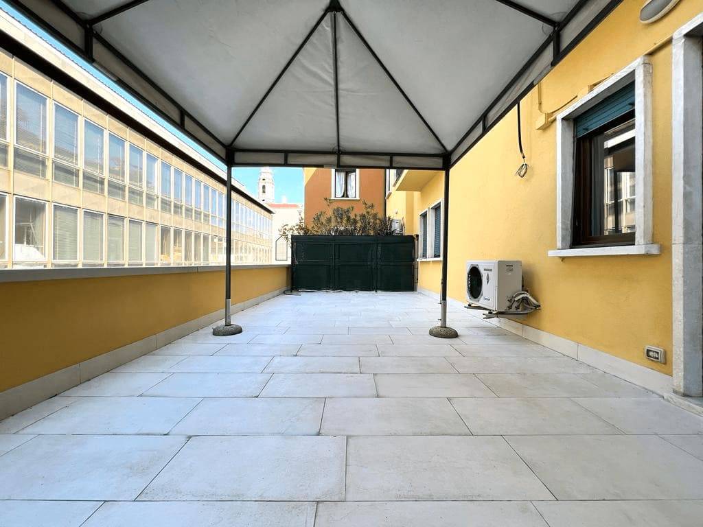 Appartamento in affitto a Verona, 4 locali, zona Località: Centrostorico, prezzo € 1.200 | PortaleAgenzieImmobiliari.it