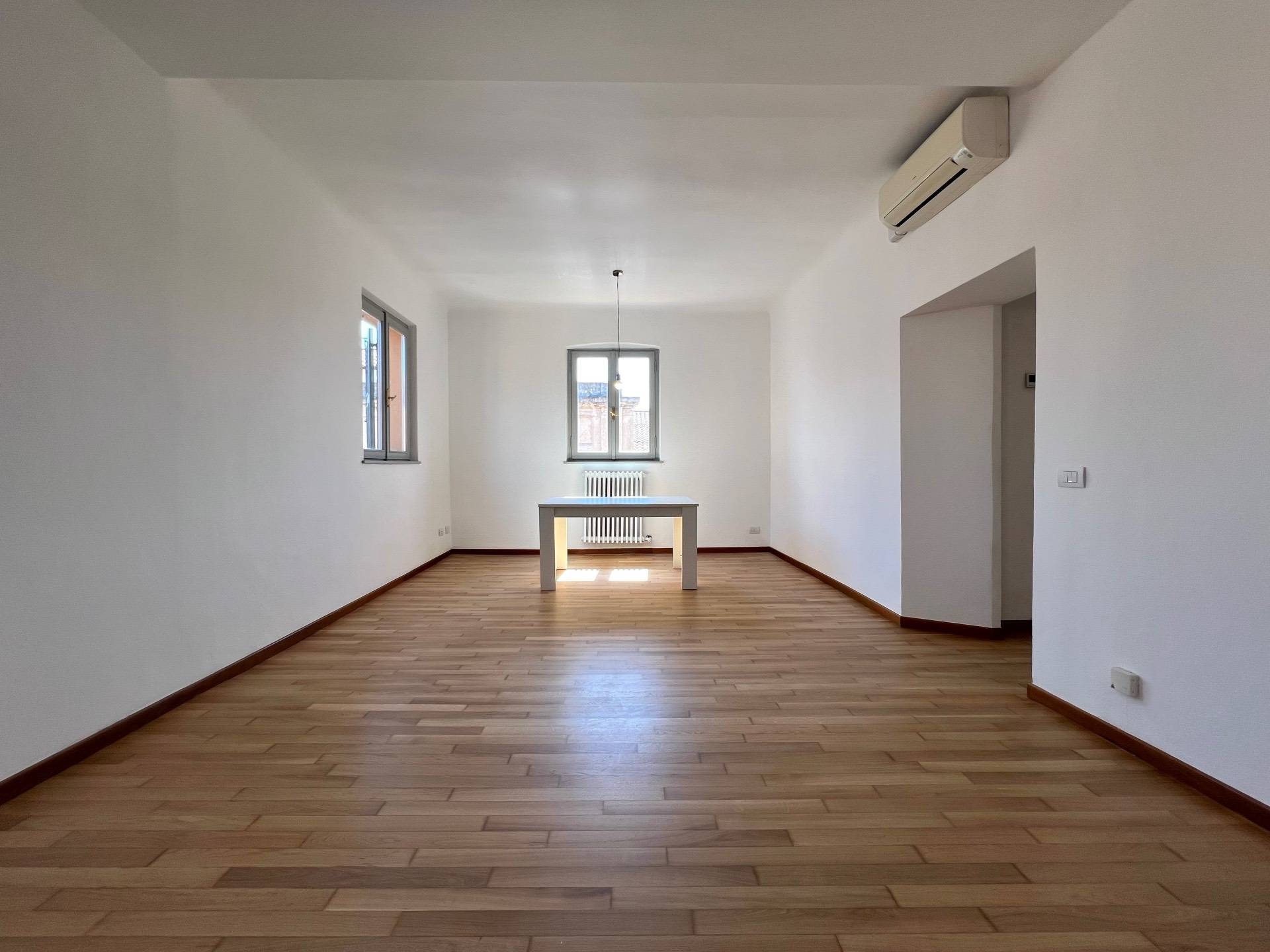 Appartamento in affitto a Verona, 4 locali, zona Località: Centrostorico, prezzo € 1.000 | PortaleAgenzieImmobiliari.it