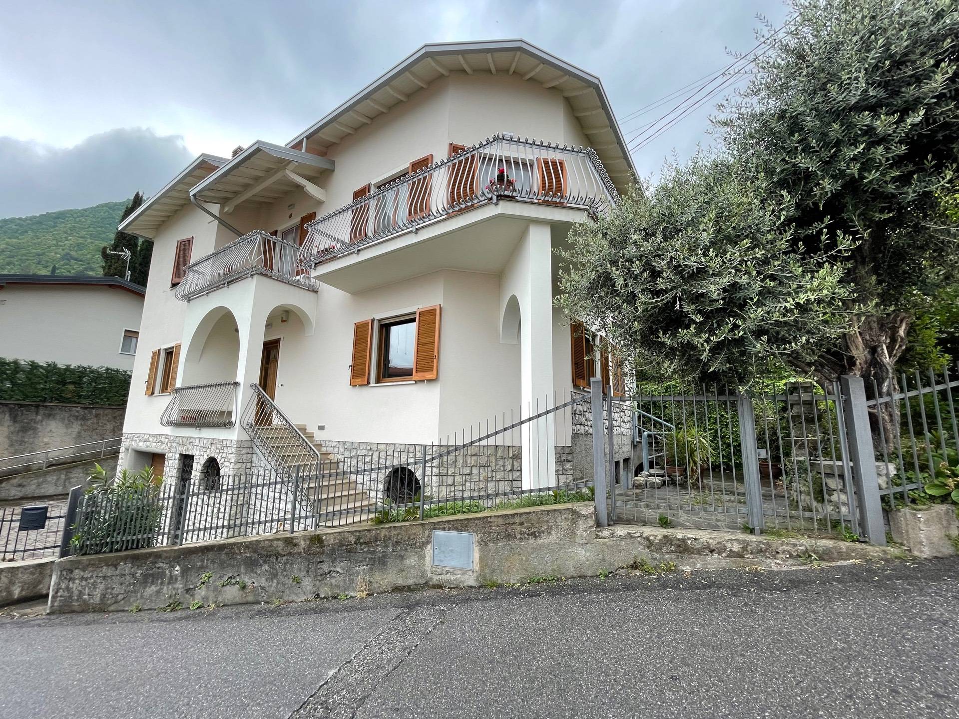 Appartamento in vendita a Tavernola Bergamasca, 6 locali, prezzo € 440.000 | PortaleAgenzieImmobiliari.it