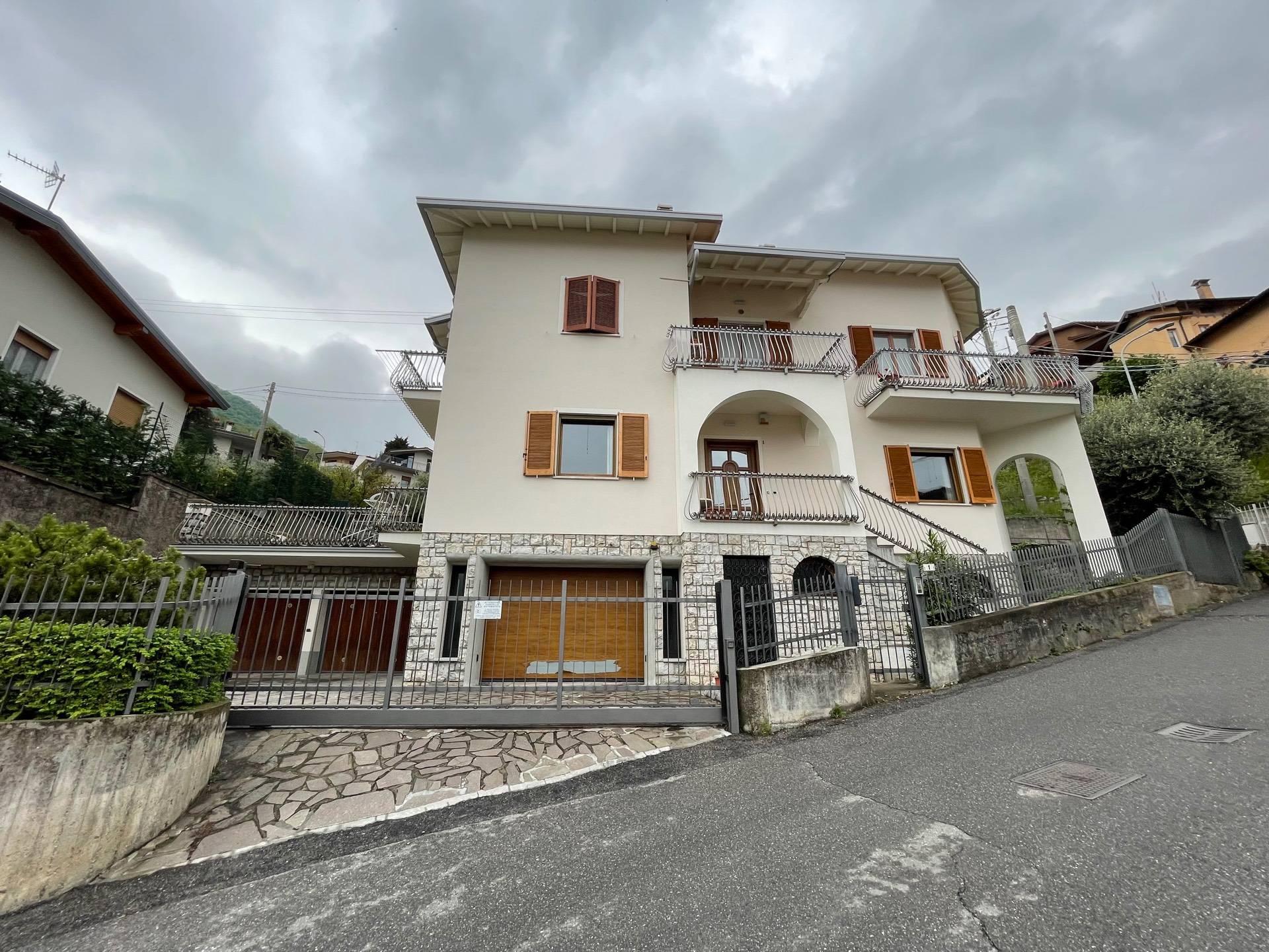 Appartamento in vendita a Tavernola Bergamasca, 4 locali, prezzo € 290.000 | PortaleAgenzieImmobiliari.it