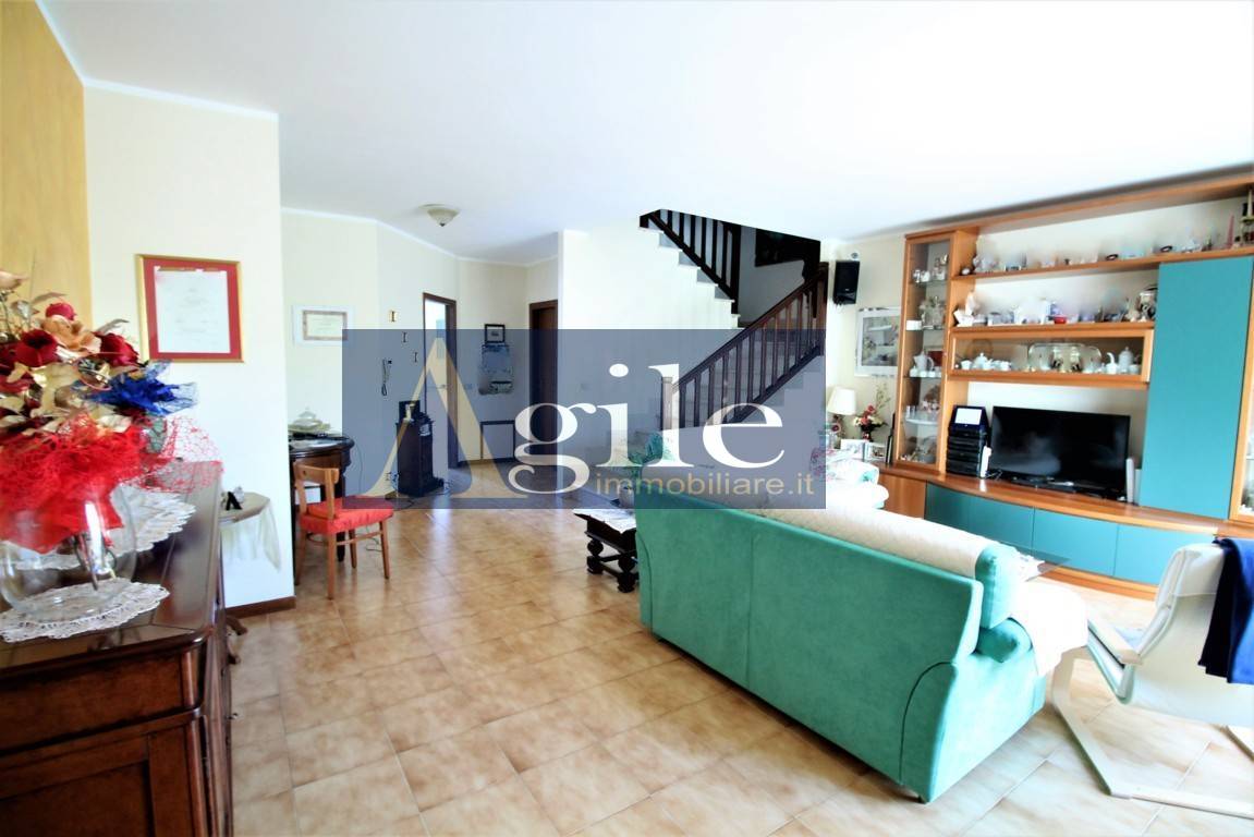 Villa a Schiera in vendita a Sant'Egidio alla Vibrata, 7 locali, prezzo € 160.000 | PortaleAgenzieImmobiliari.it