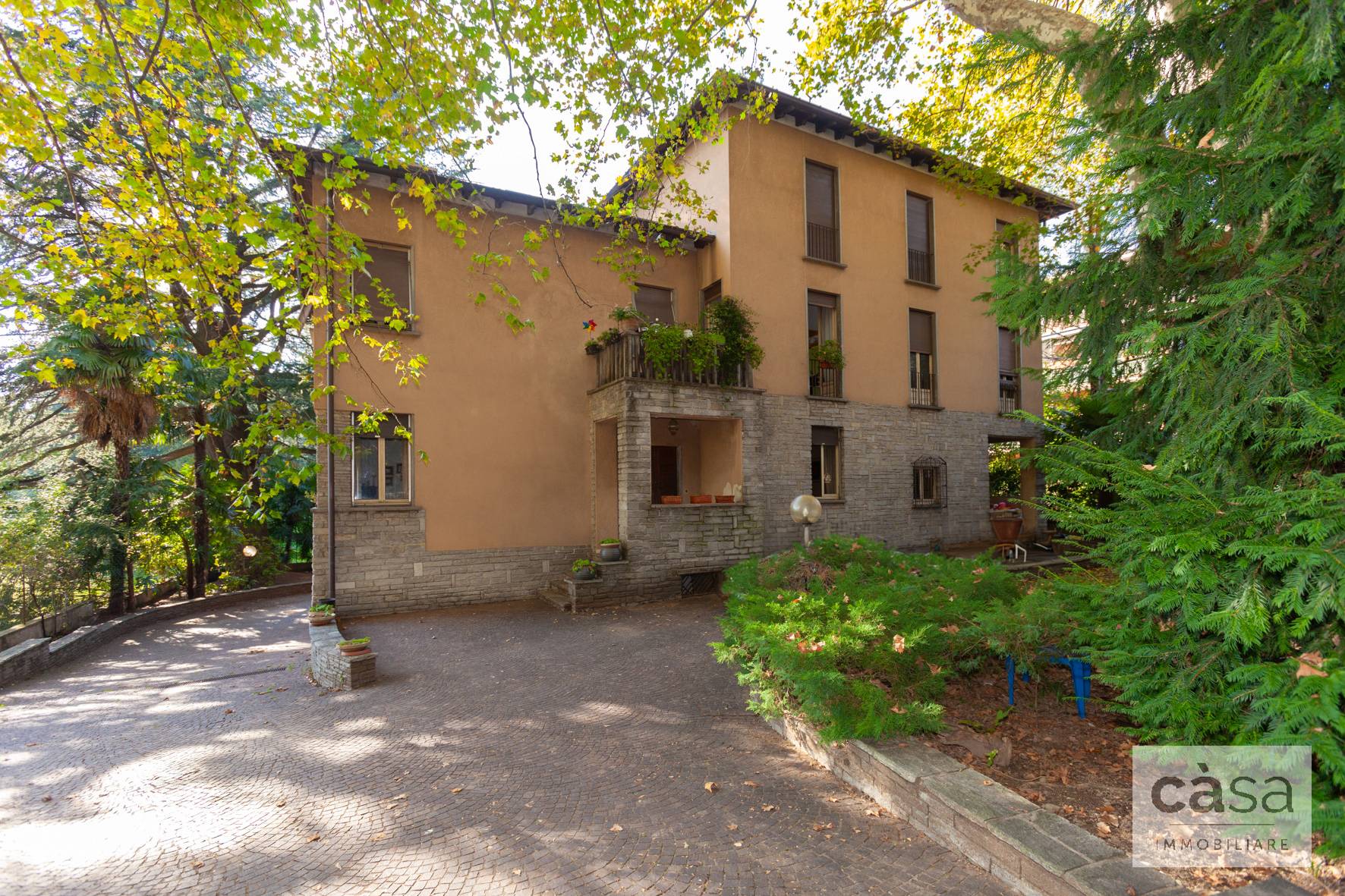 Villa in vendita a Varese, 10 locali, prezzo € 630.000 | PortaleAgenzieImmobiliari.it