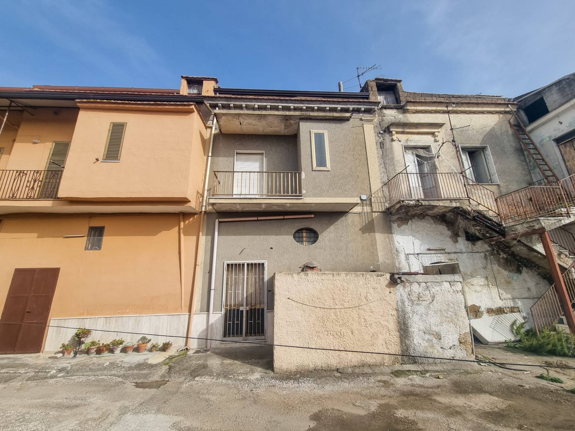 Appartamento in vendita a Maddaloni, 3 locali, zona edecoro, prezzo € 50.000 | PortaleAgenzieImmobiliari.it