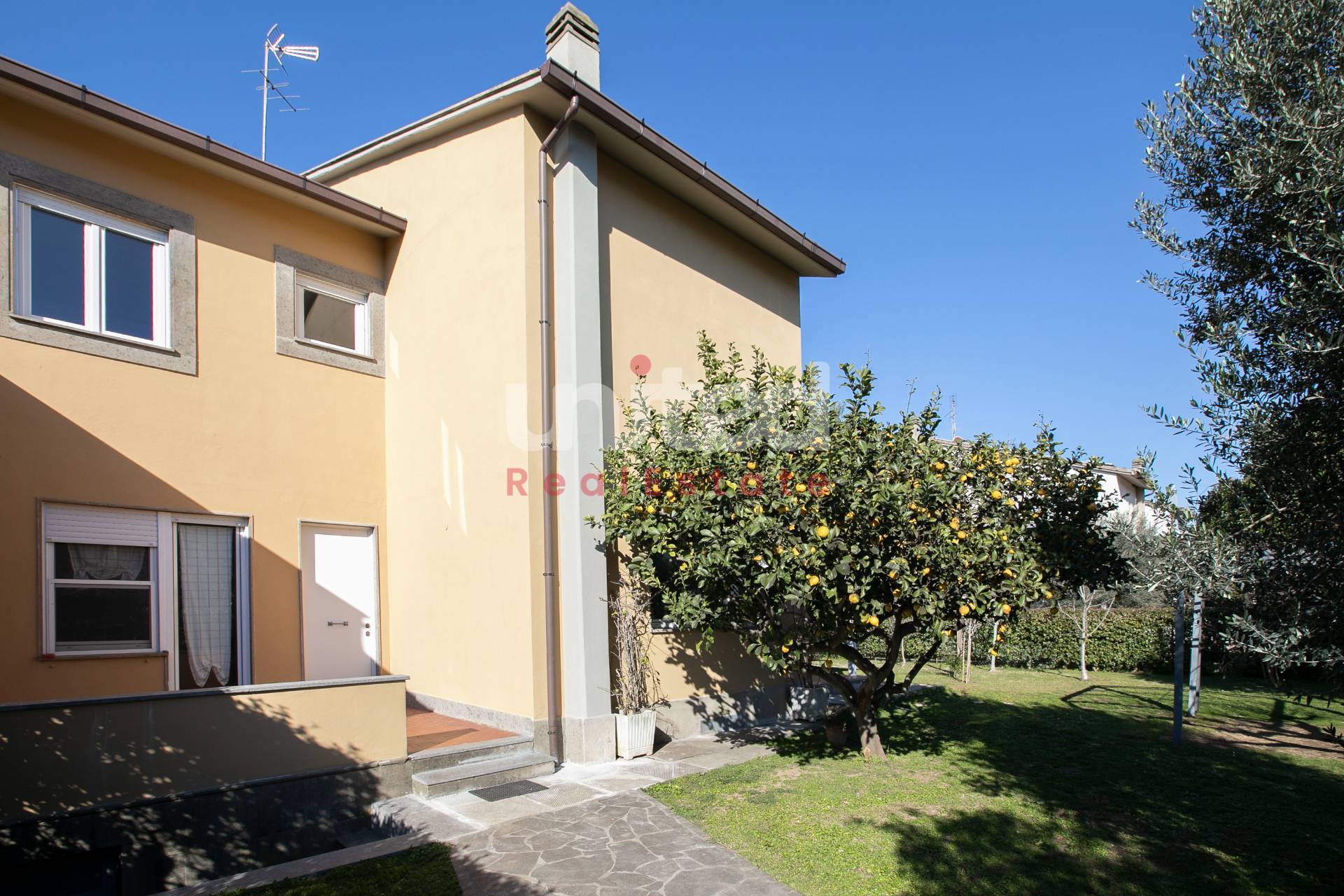 Villa in vendita a Roma, 5 locali, zona Località: Casalpalocco, prezzo € 575.000 | CambioCasa.it